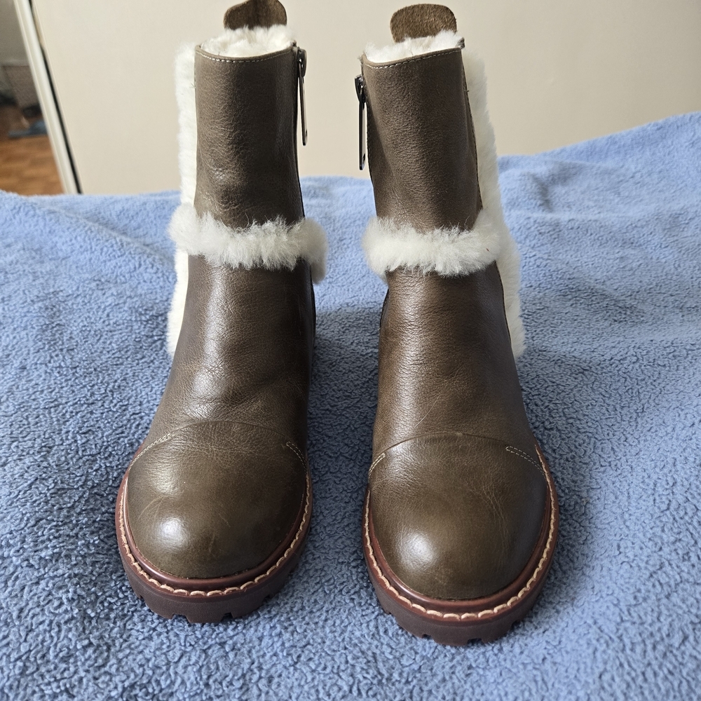 NWOT ​UGG Brown Leather Shearling Ankle Boots Side Zip Lug Sole Size 4 / US 5